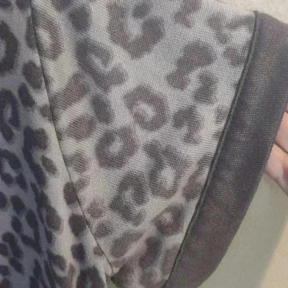 Lucky Brand Gray Leopard Print Knit T Shirt Women Size medium - Picture 2 of 4